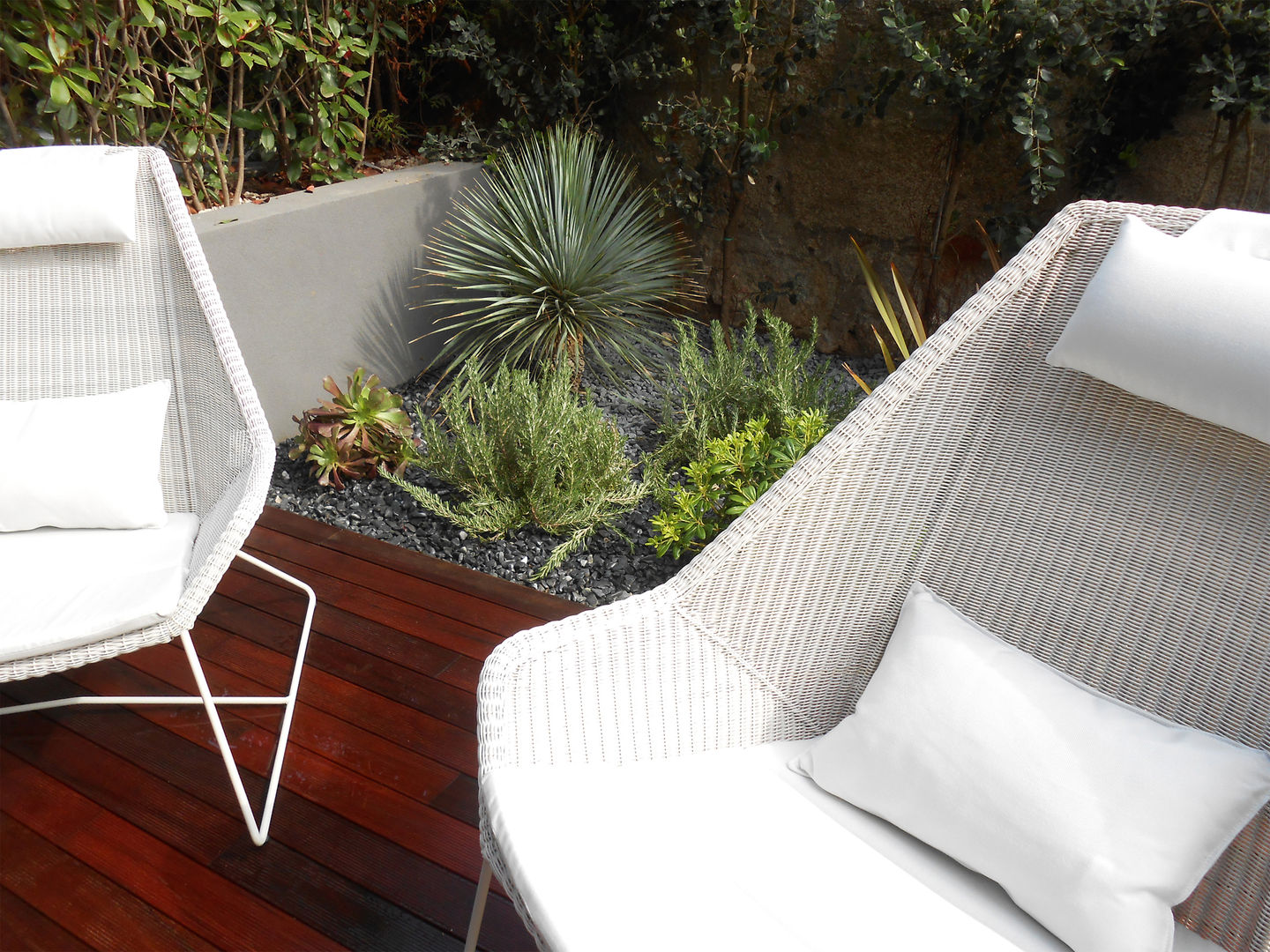 homify Jardines en la fachada Metal