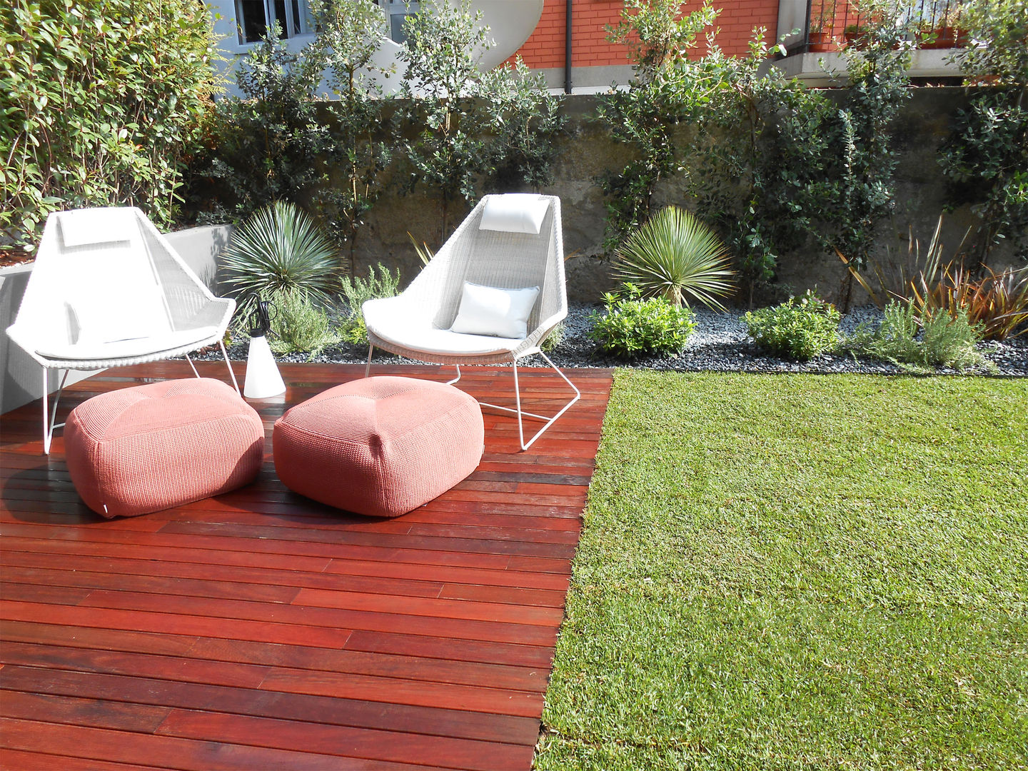 homify Jardines en la fachada Madera Acabado en madera