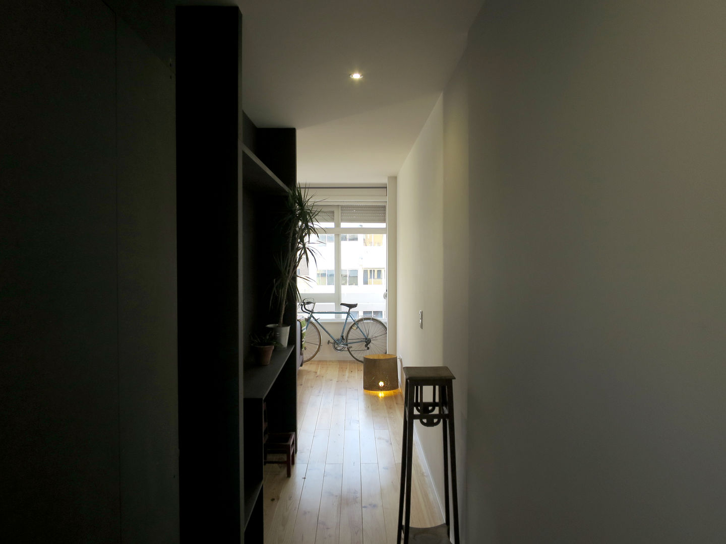 VOYEUR, OTTOTTO OTTOTTO Minimalist corridor, hallway & stairs Engineered Wood Transparent