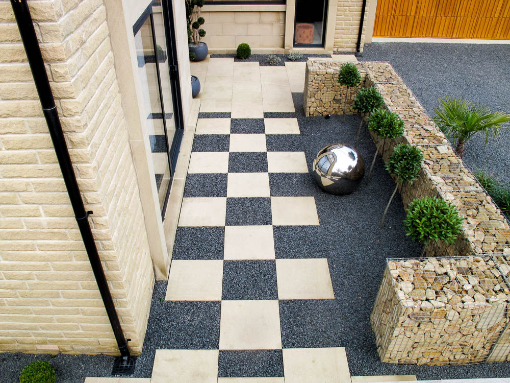 Checkerboard paving and futuristic garden feature Yorkshire Gardens Modern Bahçe checkerboard,paving,gravel,garden oranament
