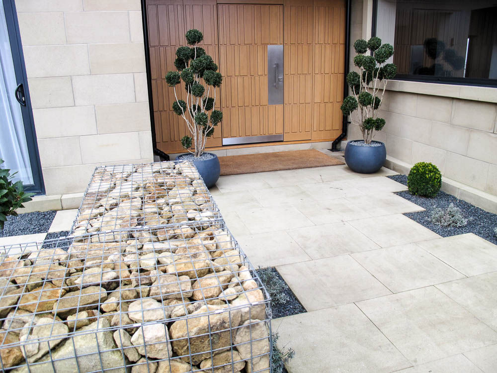 A warm welcome Yorkshire Gardens モダンな庭 gabion wall,front door,entrance,paving