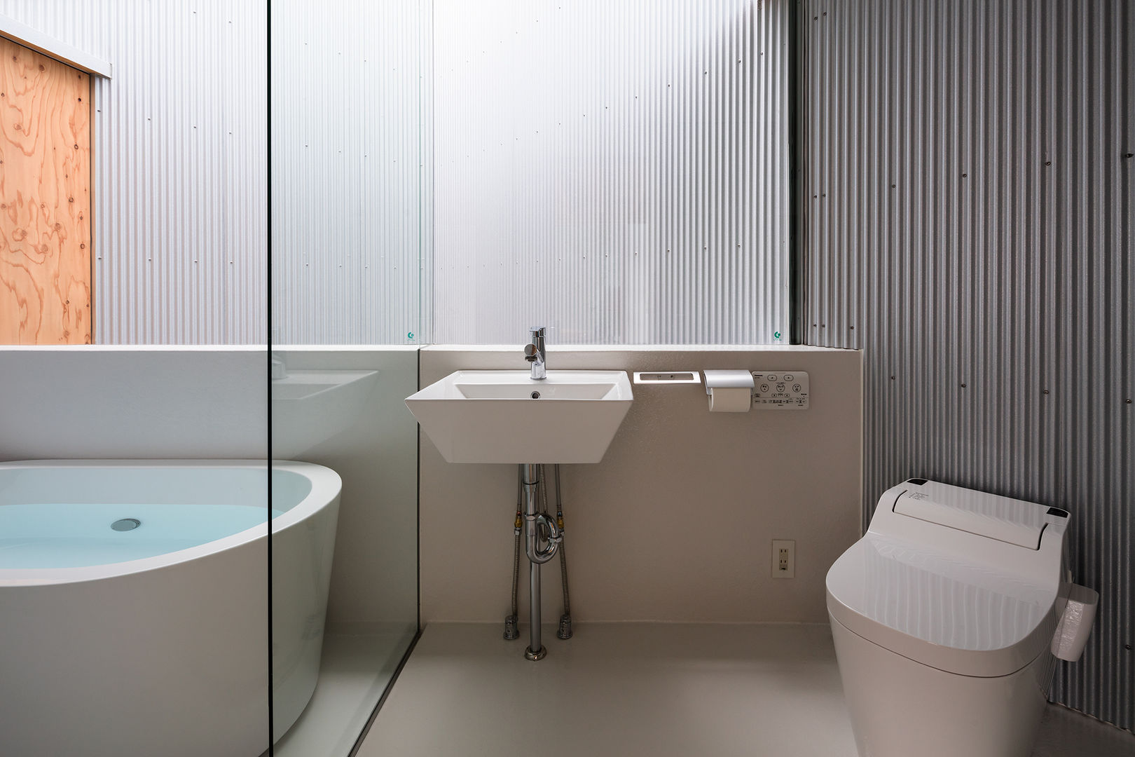 堺の住まい, 建築設計事務所SAI工房 建築設計事務所SAI工房 Modern style bathrooms Shelves