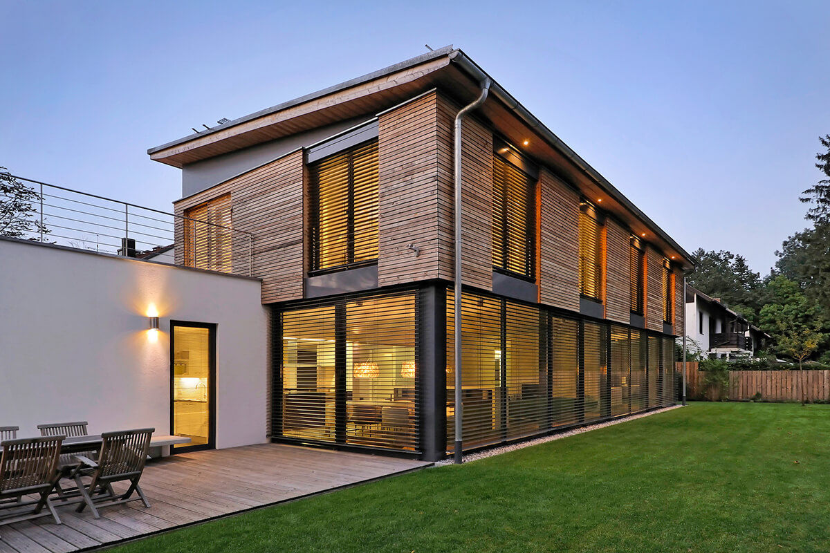 Wohnhaus K. mhp | Architekten Innenarchitekten Moderne Häuser Himmel,Gebäude,Pflanze,Fenster,Schatten,Beleuchtung,Holz,Grundstück,Innenarchitektur,Baum