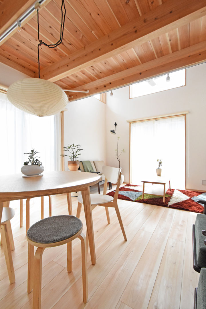 借景を愉しむ箱の家, 合同会社negla設計室 合同会社negla設計室 Living room Solid Wood Multicolored