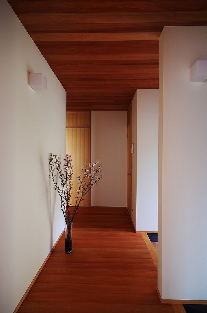 nok-nod 1.5, 岡本和樹建築設計事務所 岡本和樹建築設計事務所 現代風玄關、走廊與階梯