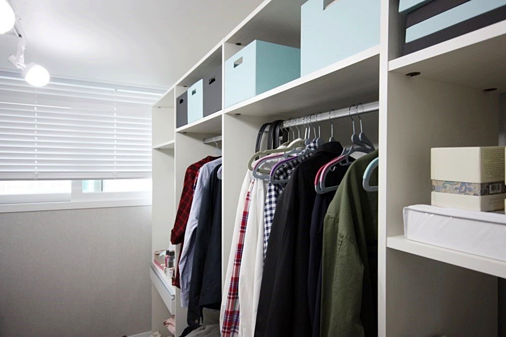 [홈라떼] 인천 24평 아파트 신혼집 홈스타일링 , homelatte homelatte Walk in closets de estilo minimalista