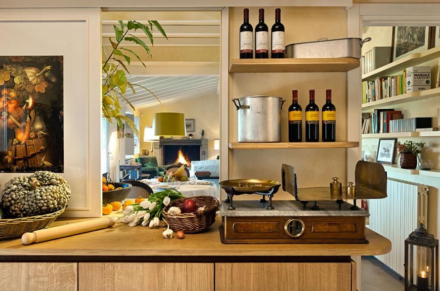 Cucina dettaglio passavivande fra cucina e soggiorno Falegnameria Ferrari Cucina in stile rustico Legno massello Variopinto cucina,rovere,passavivande,corten,utensili cucina,bilancia