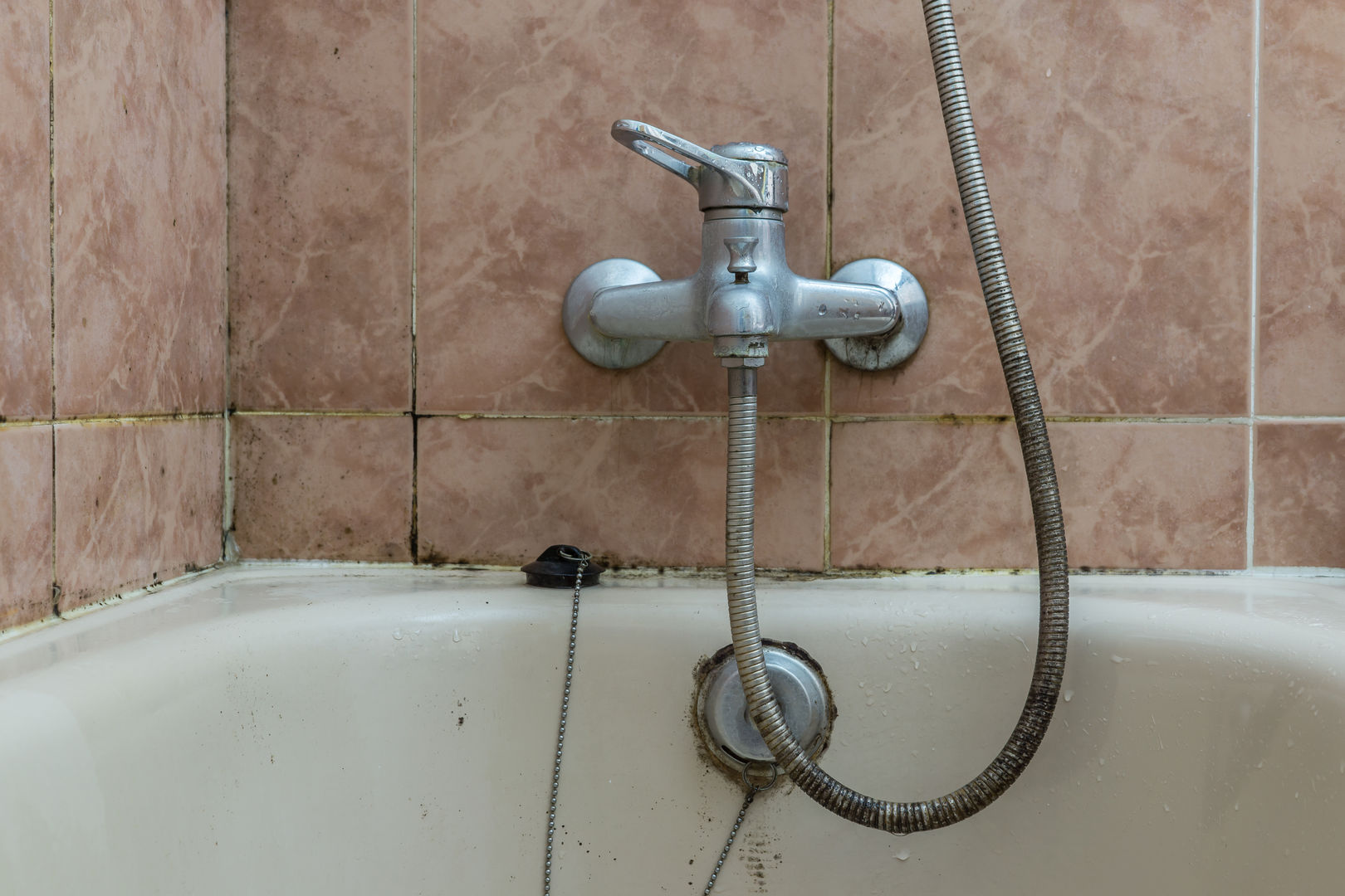 Trucos para quitar la silicona del baño - JF Servicios