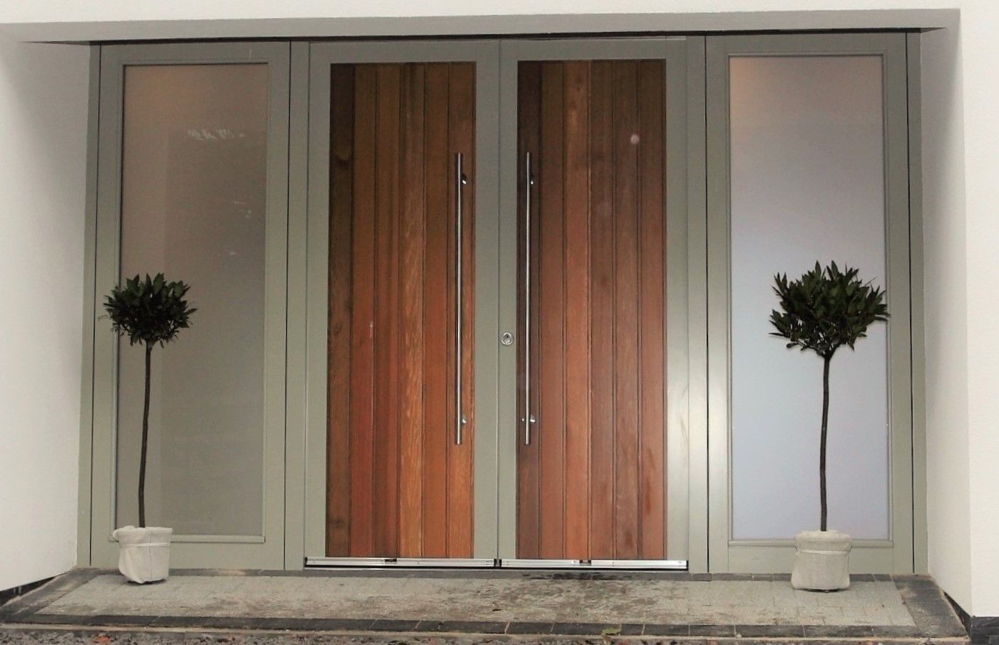 White Gates Simplicity Timber Solutions Ltd شبابيك خشب متين Multicolored Entrance door,bespoke,timber,accoya