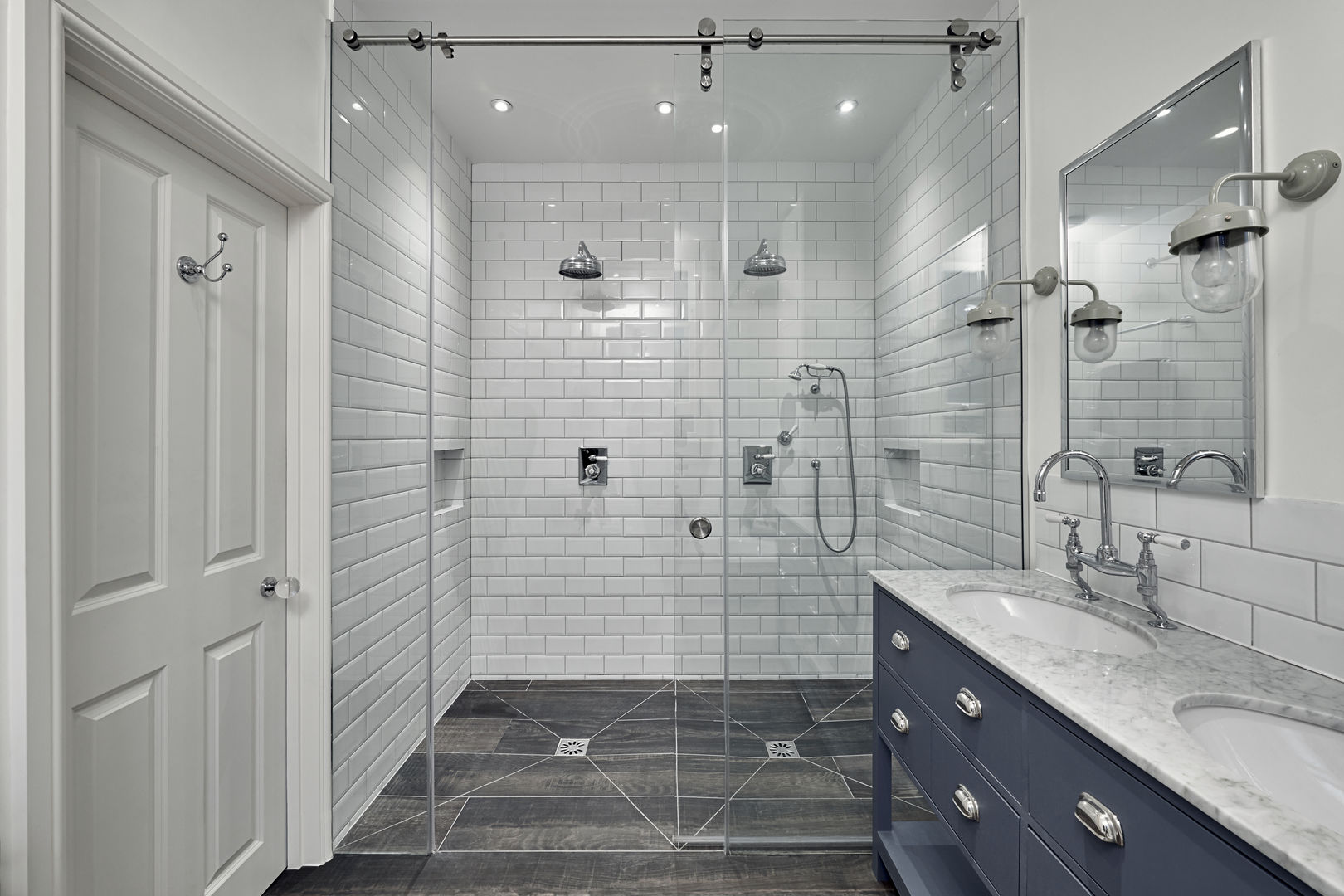 Double Shower Adventure In Architecture クラシックスタイルの お風呂・バスルーム