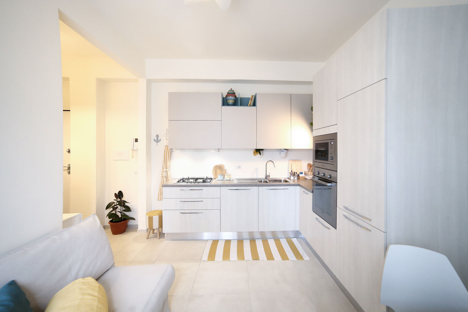 Un apartamento pequeño con una gran personalidad - Hogar dulce hogar, Civicocinquestudio Civicocinquestudio Cocinas de estilo mediterráneo