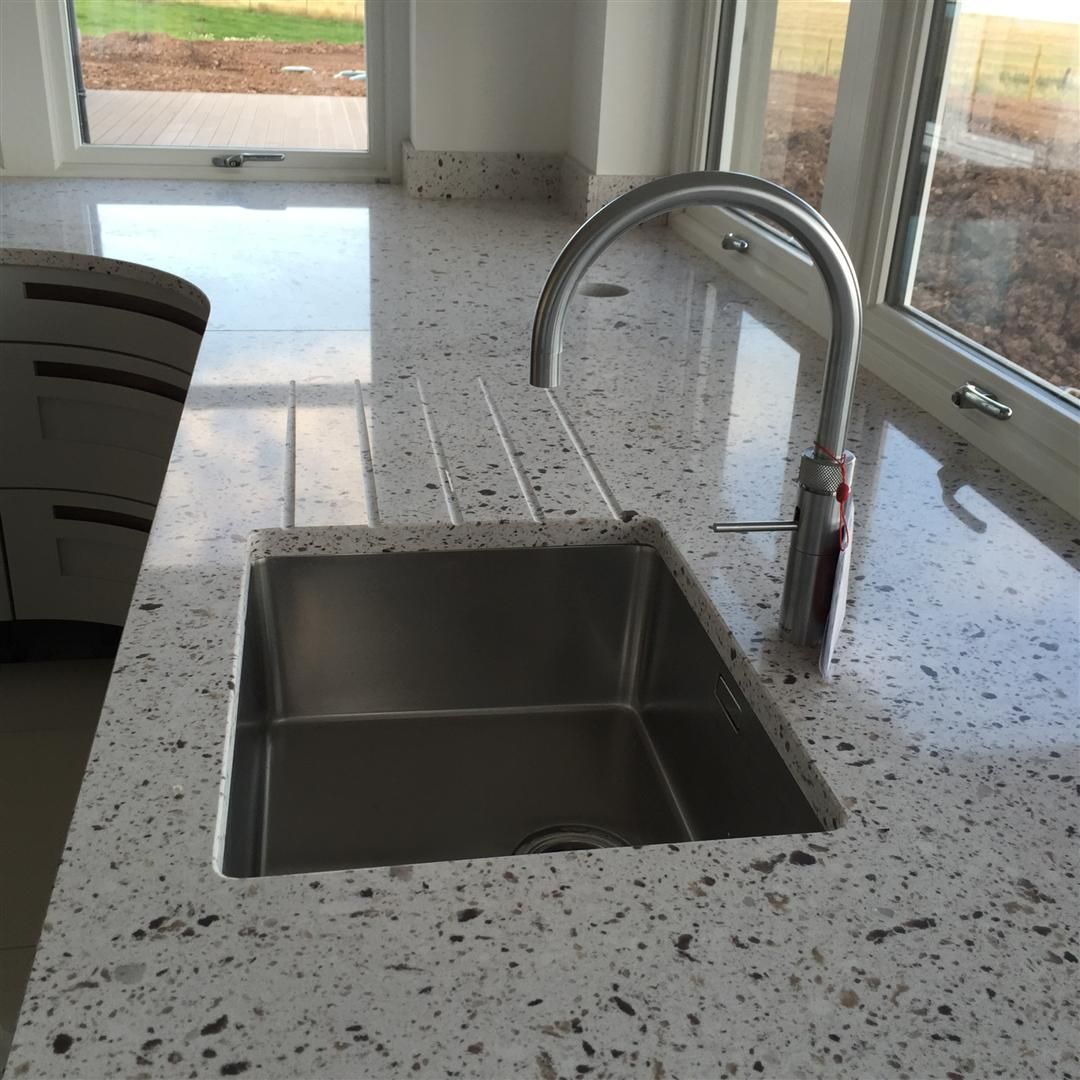 Kitchen sink Roundhouse Architecture Ltd Cozinhas modernas Marble,kitchen worktop,worktop,tap,kitchen tap,wooden windows