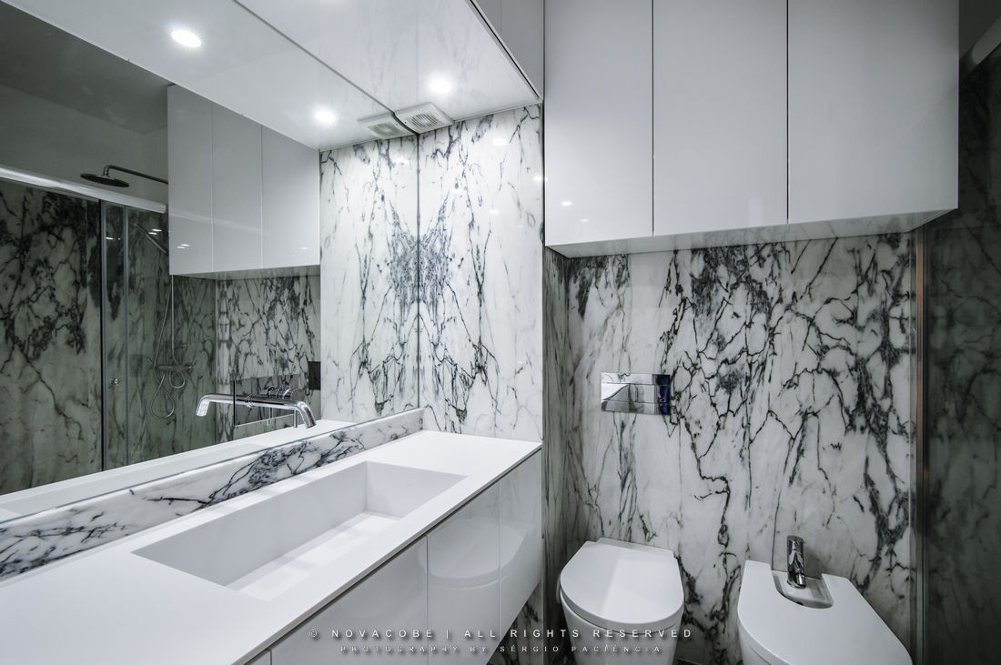 homify Modern bathroom