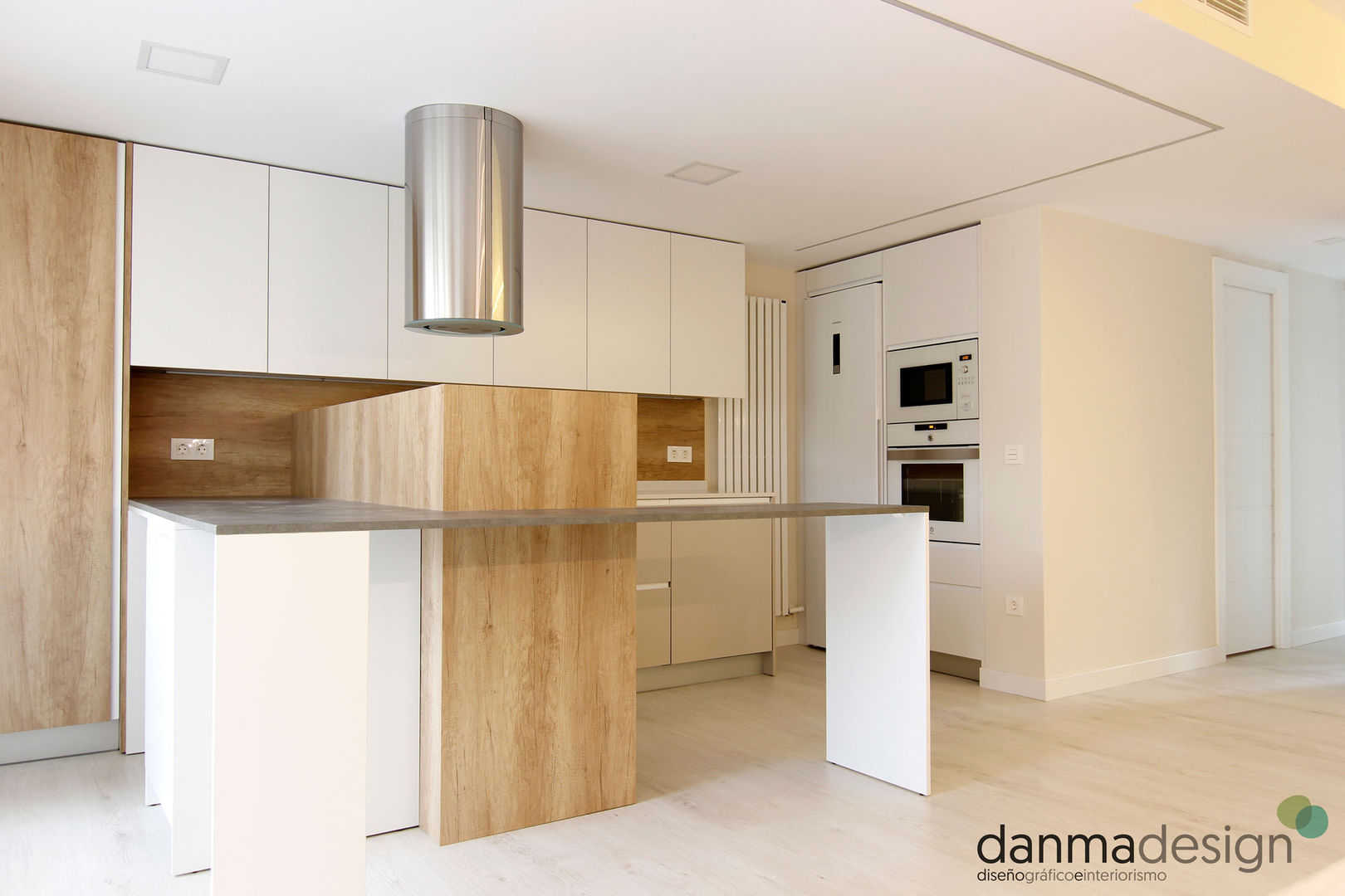 Vivienda Nórdica - Pureza y Simplicidad, Danma Design Danma Design ห้องครัว ไม้ผสมพลาสติก