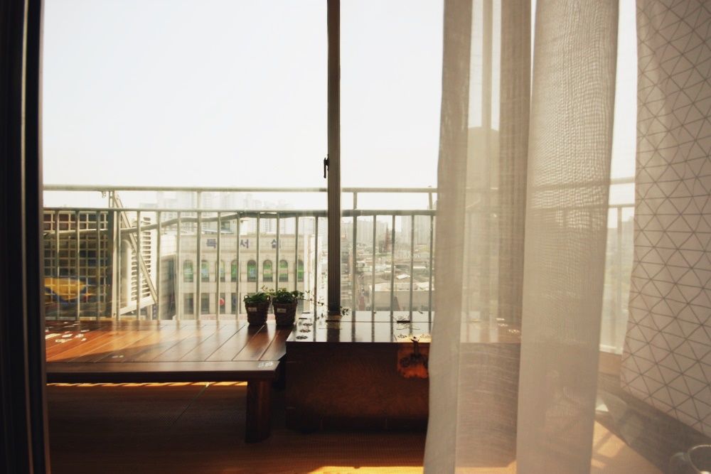 [홈라떼] 일산 32평 거주중인 집 홈스타일링 , homelatte homelatte Балкон и терраса в стиле минимализм