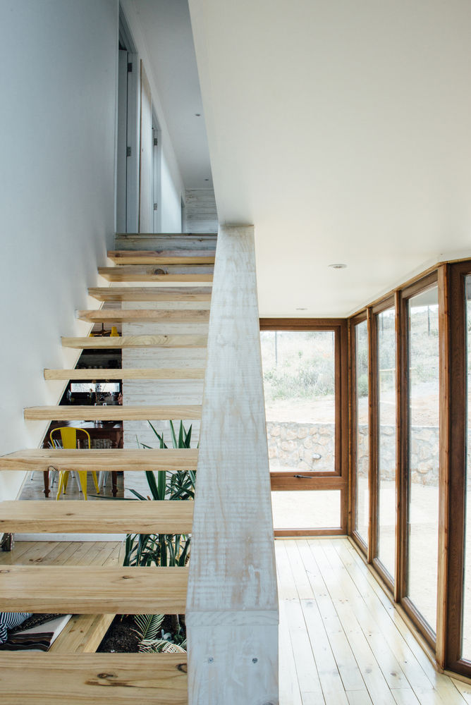 acceso Thomas Löwenstein arquitecto Pasillos, vestíbulos y escaleras de estilo rústico Madera Acabado en madera