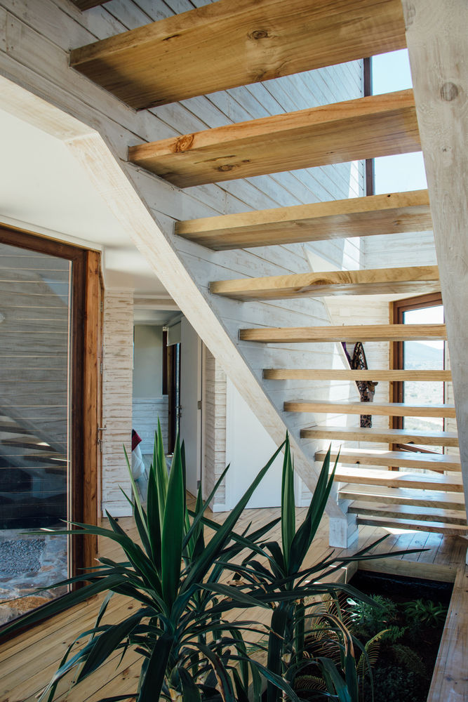 Casa en Los Molles, Thomas Löwenstein arquitecto Thomas Löwenstein arquitecto Rustic style corridor, hallway & stairs Wood Wood effect