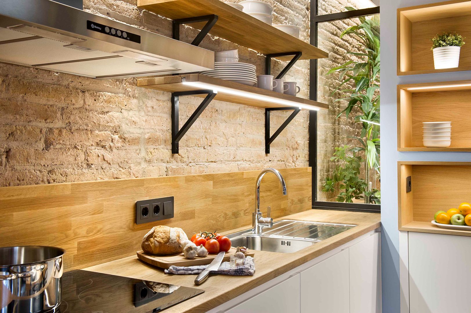 Urban beach home, Egue y Seta Egue y Seta Mediterranean style kitchen