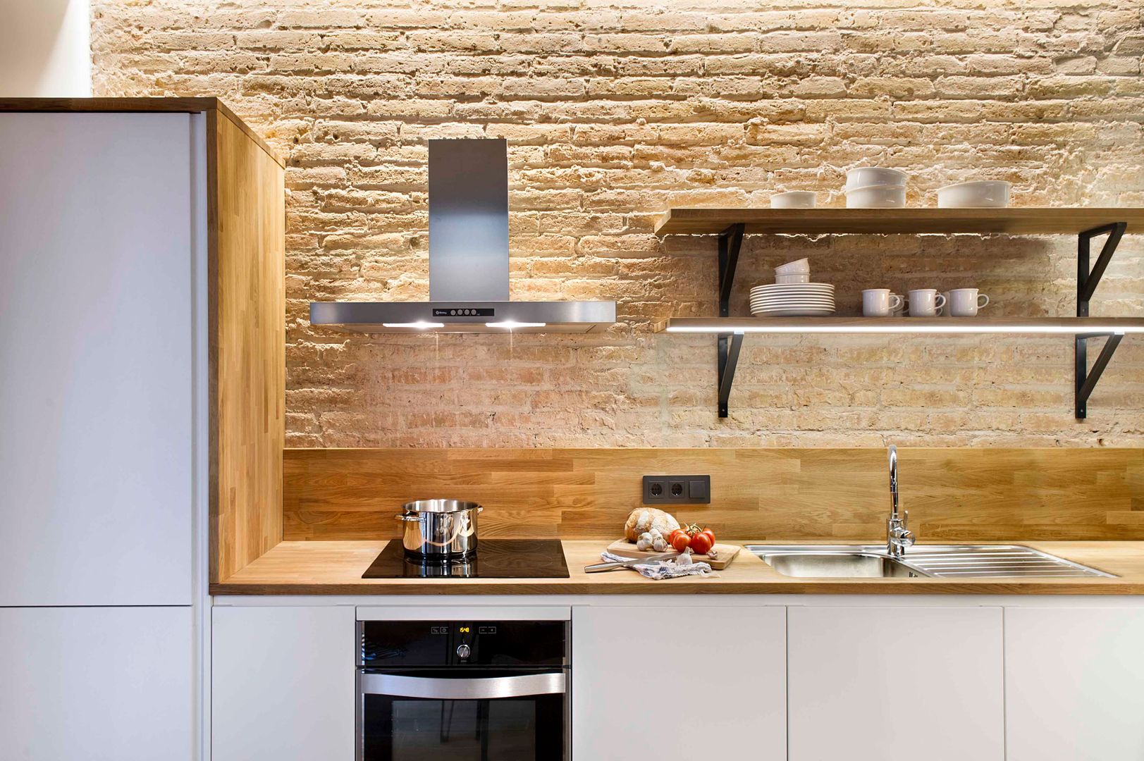 Urban beach home, Egue y Seta Egue y Seta Mediterranean style kitchen