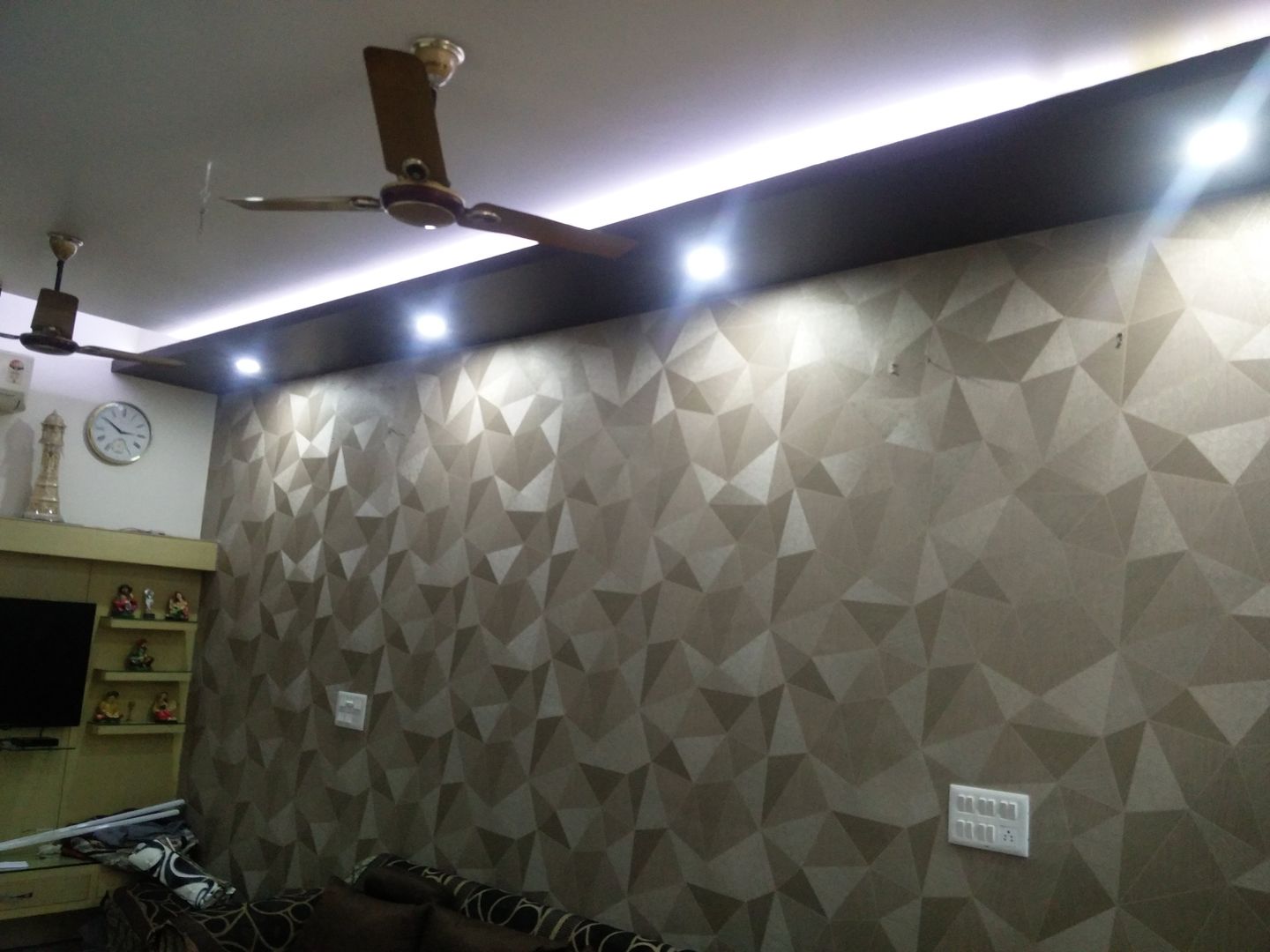 Malhotra's Residency, Fabros Interiors Fabros Interiors Salones de estilo moderno Tablero DM Iluminación