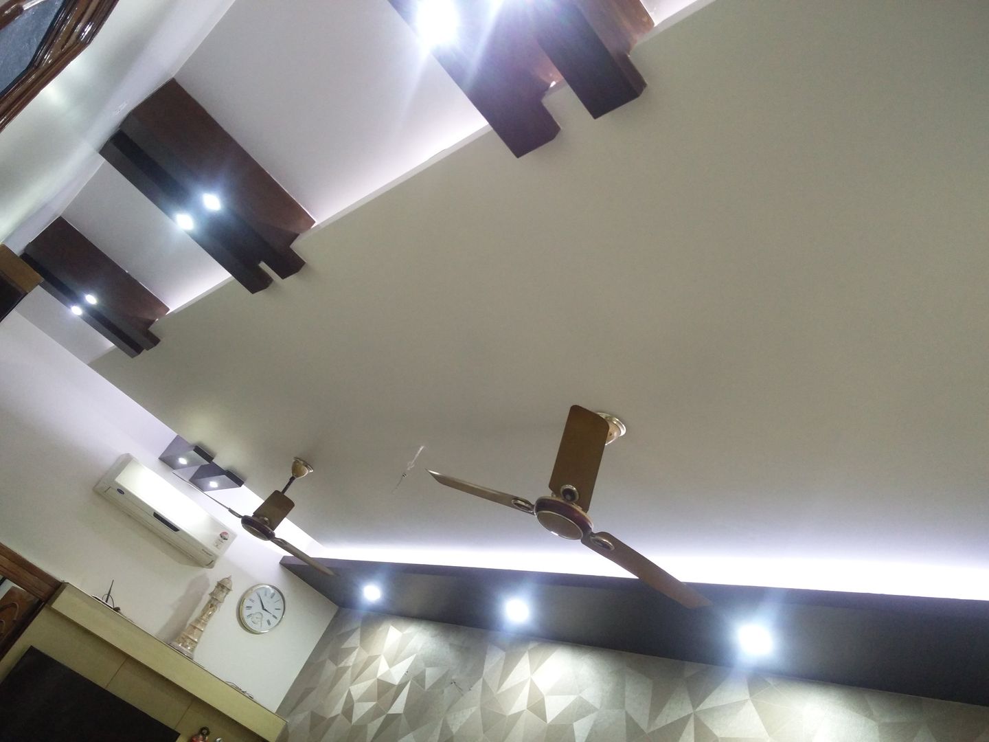 Malhotra's Residency, Fabros Interiors Fabros Interiors モダンスタイルの寝室 セラミック 照明