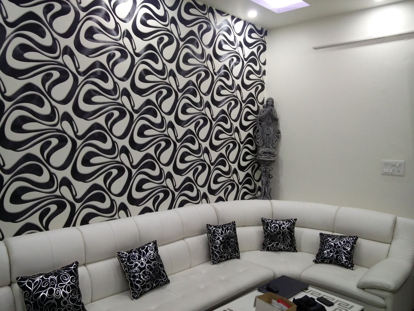 Malhotra's Residency, Fabros Interiors Fabros Interiors モダンデザインの リビング 革 灰色 ソファー＆アームチェア