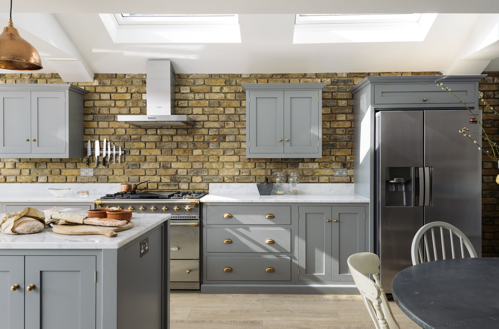 The SW12 Kitchen by deVOL deVOL Kitchens مطبخ خشب Wood effect grey,shaker,kitchen,grey kitchen,handmade,british made,deisgn,style,exposed brick,home,interiors,brass taps,Cabinets & shelves