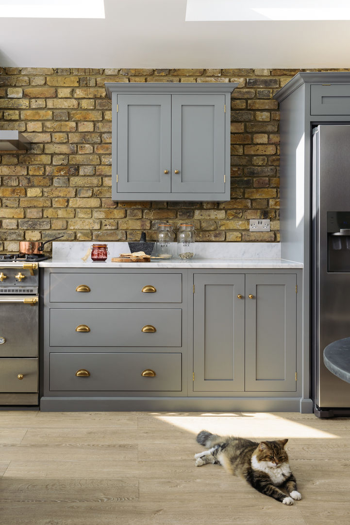 The SW12 Kitchen by deVOL deVOL Kitchens Kitchen لکڑی Wood effect cute,cat,kitten,grey kitchen,shaker kitchen,exposed brick,brick wall,brass knobs,brass handles,integrated fridge,style,Cabinets & shelves