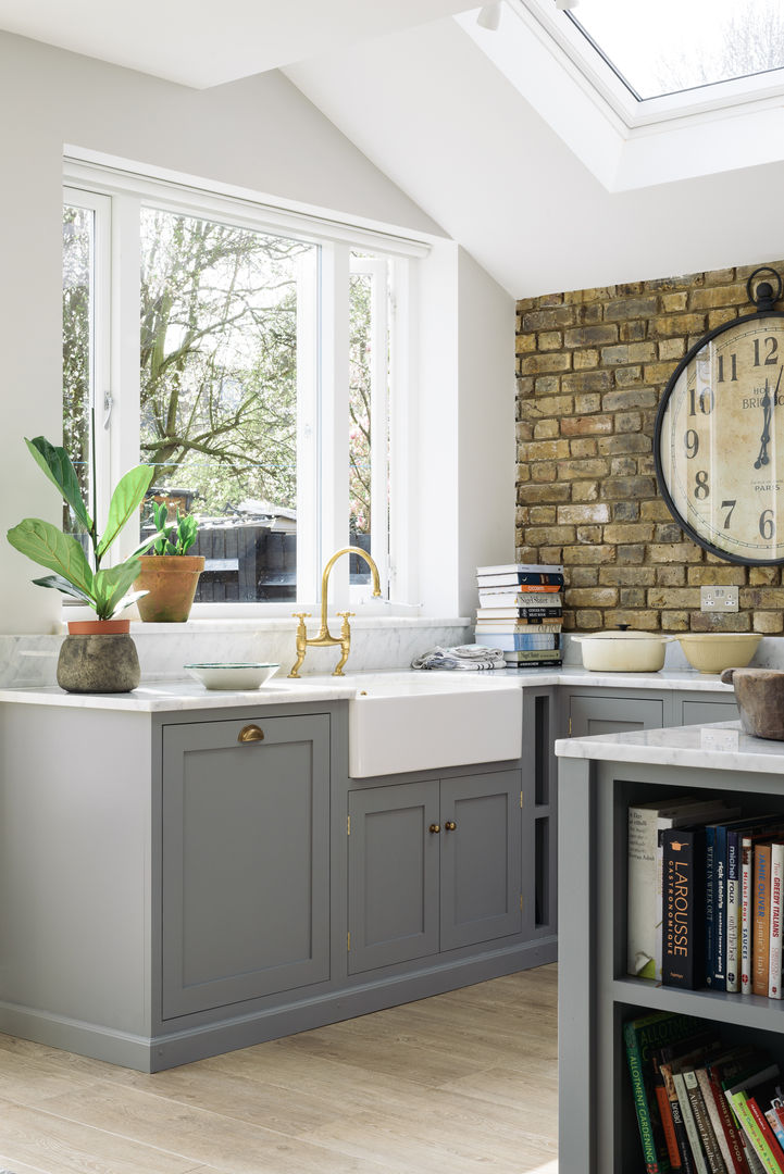 The SW12 Kitchen by deVOL deVOL Kitchens インダストリアルデザインの キッチン 木 木目調 キャビネット＆棚