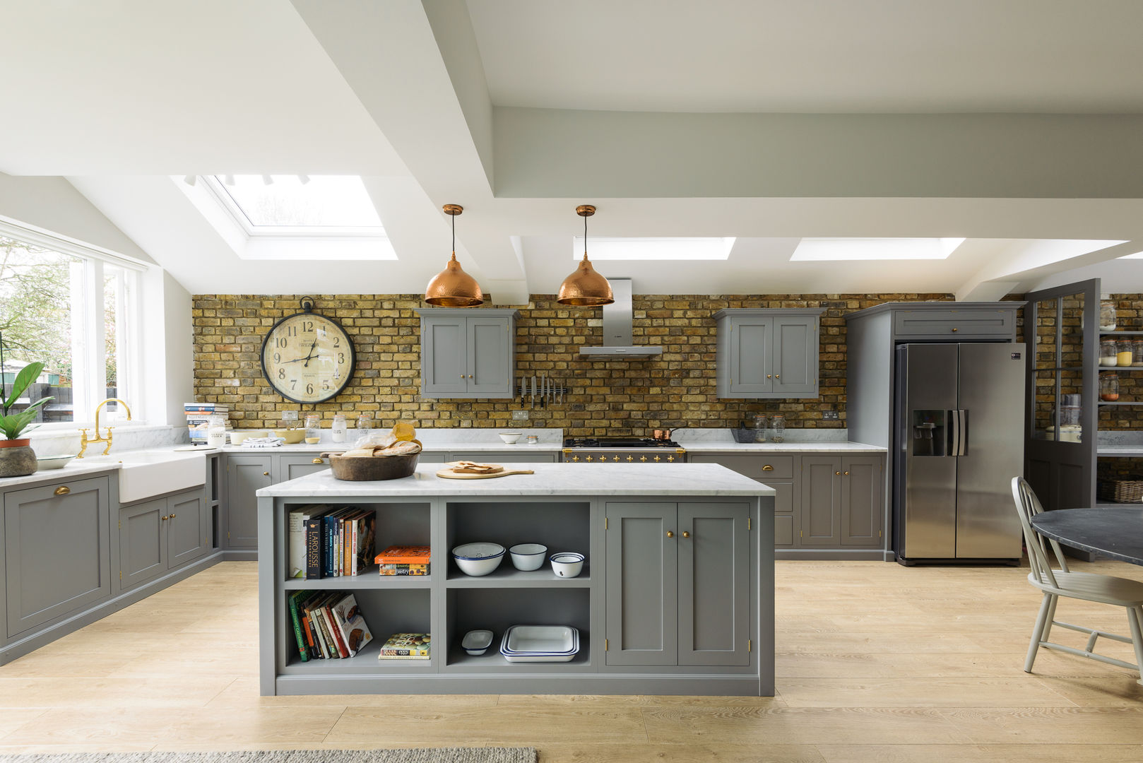 The SW12 Kitchen by deVOL deVOL Kitchens Kitchen لکڑی Wood effect kitchen island,island,design,pendant lights,copper,brass,marble worktops,big kitchen,open plan,sleek,contemporary,Cabinets & shelves