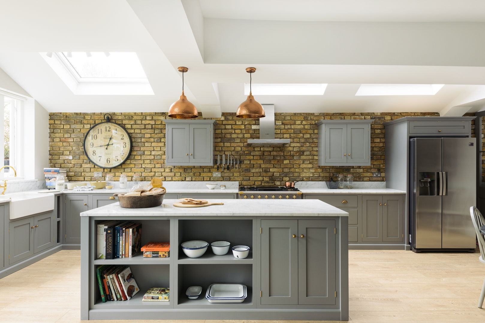 The SW12 Kitchen by deVOL deVOL Kitchens Kitchen لکڑی Wood effect kitchen island,island,design,open shelving,storage,shaker cupboards,shaker kitchen,grey kitchen,marble worktops,brass hardware,Cabinets & shelves