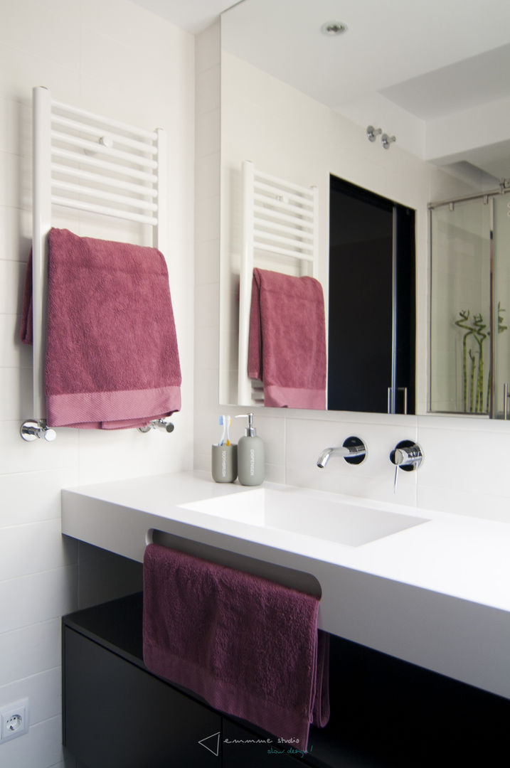 Baño con textiles de color Emmme Studio Interiorismo Baños de estilo moderno emmme studio,baño,Blanco y negro,Moderno,Reforma,Antes,Después,Diseño,Interiorismo,interior,deco