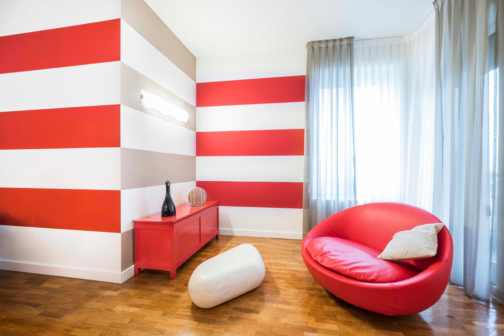 una casa a zebre e pois, UAU un'architettura unica UAU un'architettura unica Soggiorno eclettico Alluminio / Zinco parquet,rosso,tortora,righe