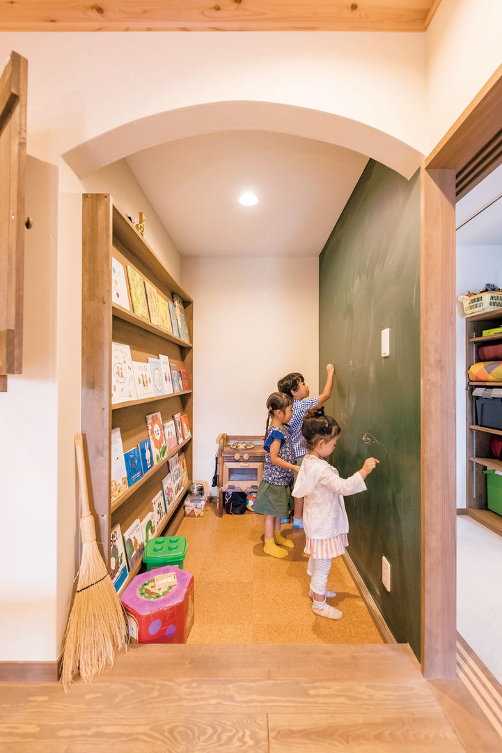 御殿場市 I邸, HAPTIC HOUSE HAPTIC HOUSE Dormitorios infantiles de estilo asiático Madera Acabado en madera