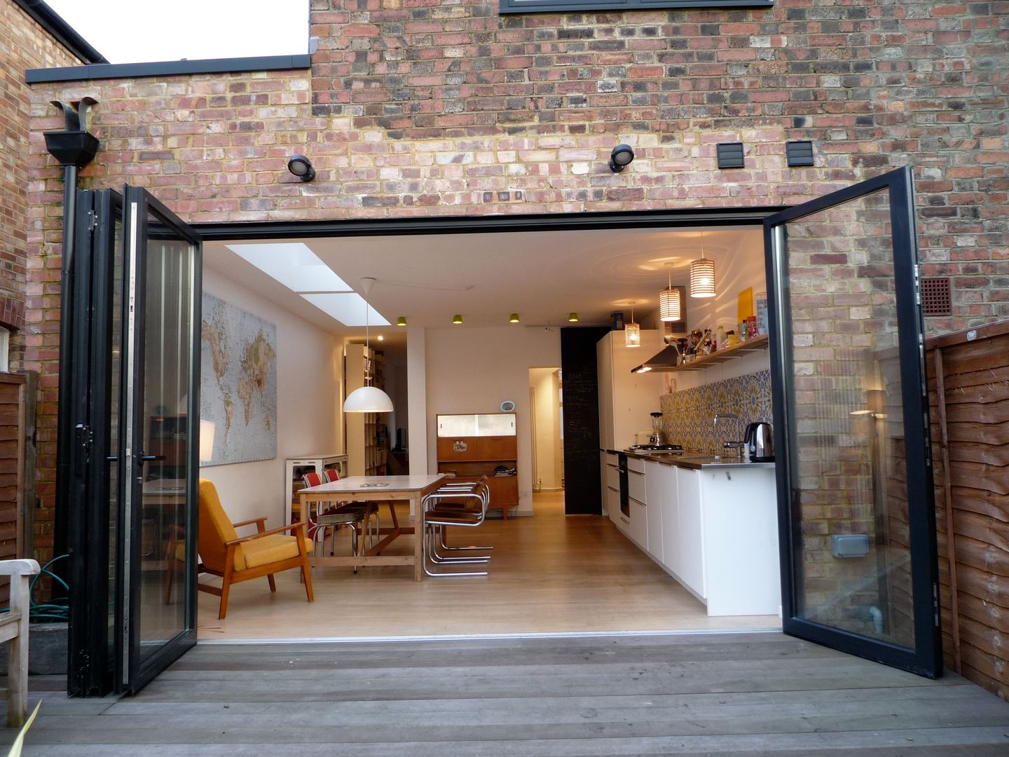 Kitchen - view from the garden A2studio Modern Houses kitchen,terrace,bifold,sliding door,folding glass door