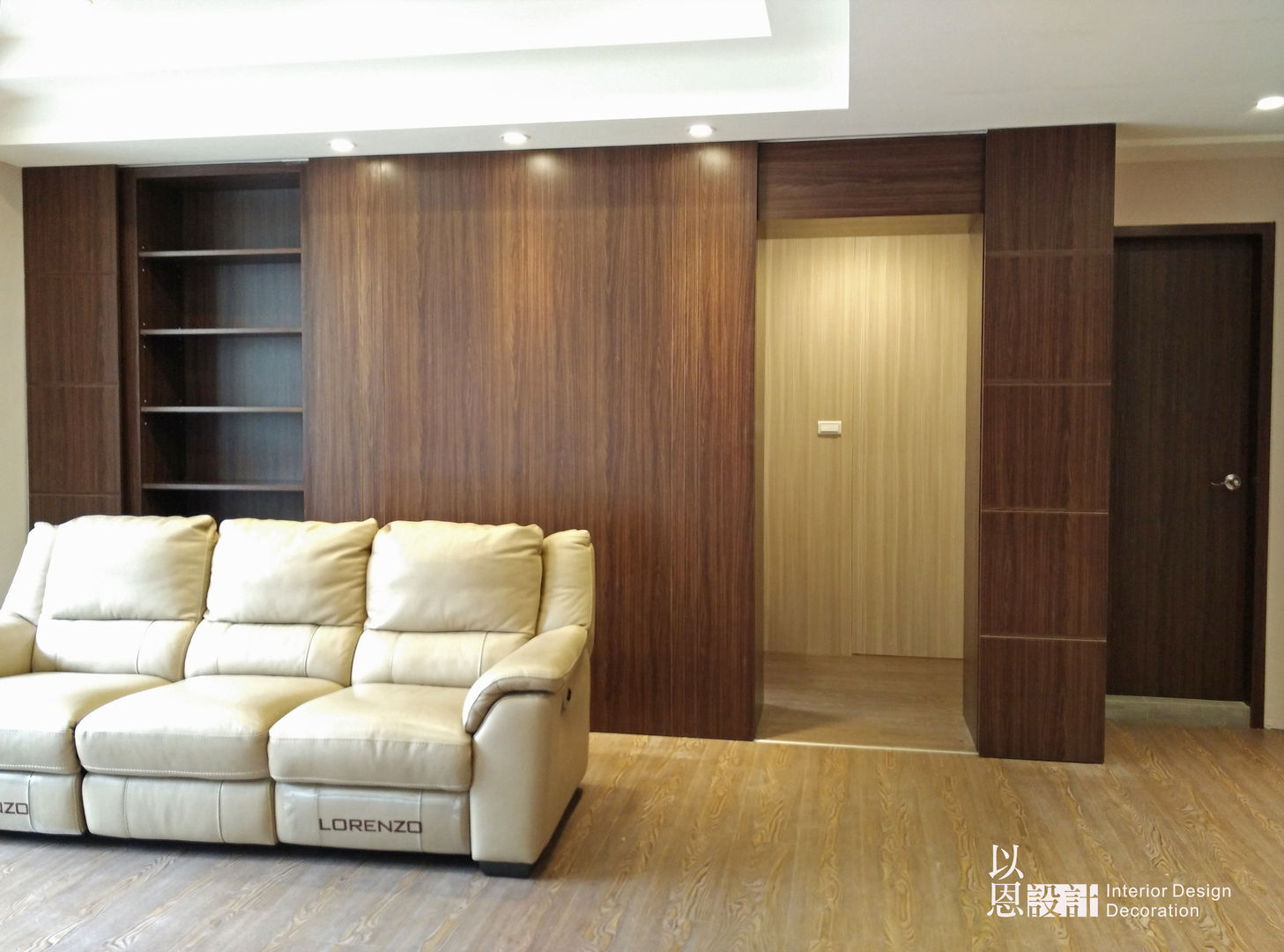 客廳書櫃門開 (主臥入口) 以恩室內裝修設計工程有限公司 Modern living room