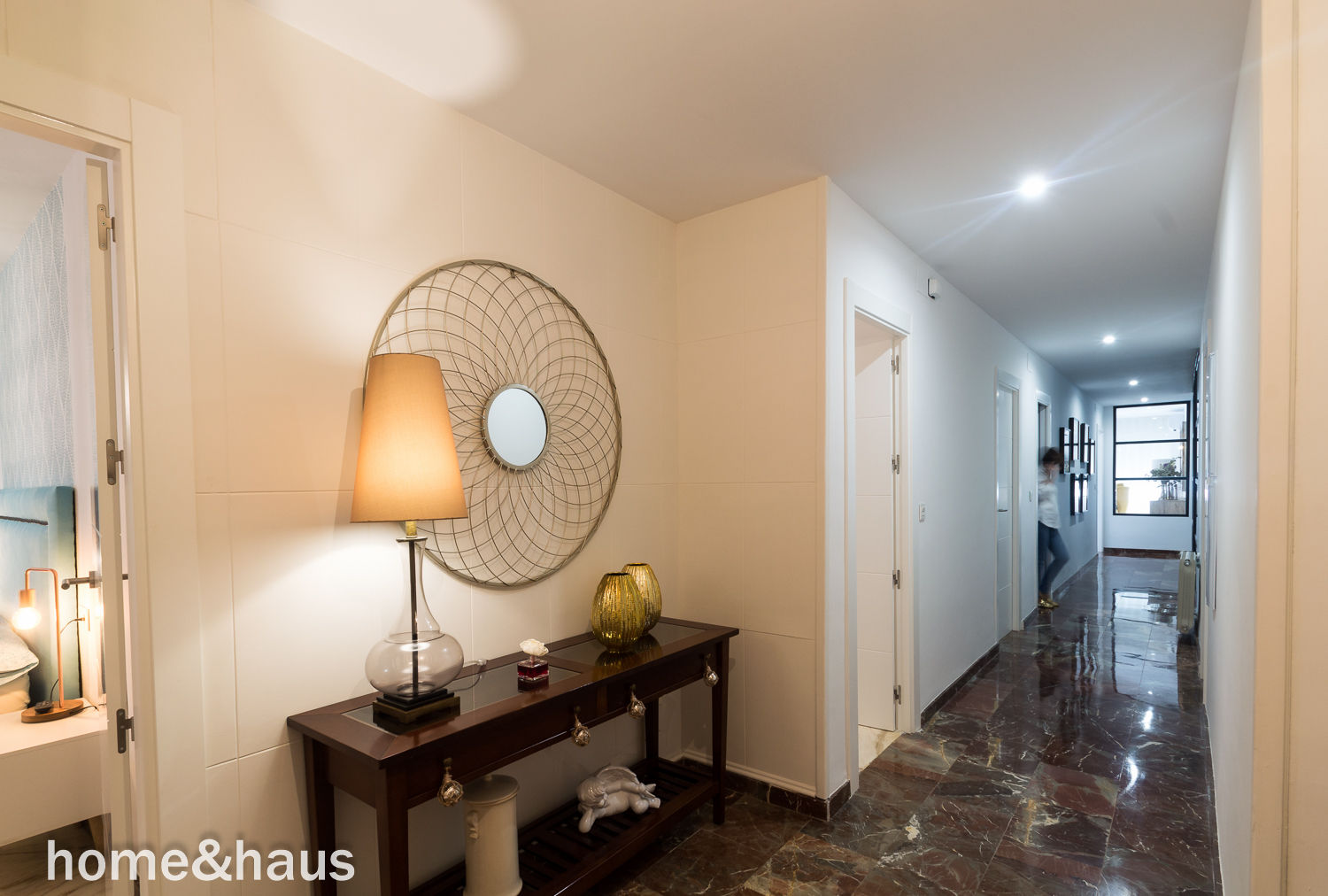 Reportaje fotográfico en piso reformado en Granada, Home & Haus | Home Staging & Fotografía Home & Haus | Home Staging & Fotografía Modern corridor, hallway & stairs