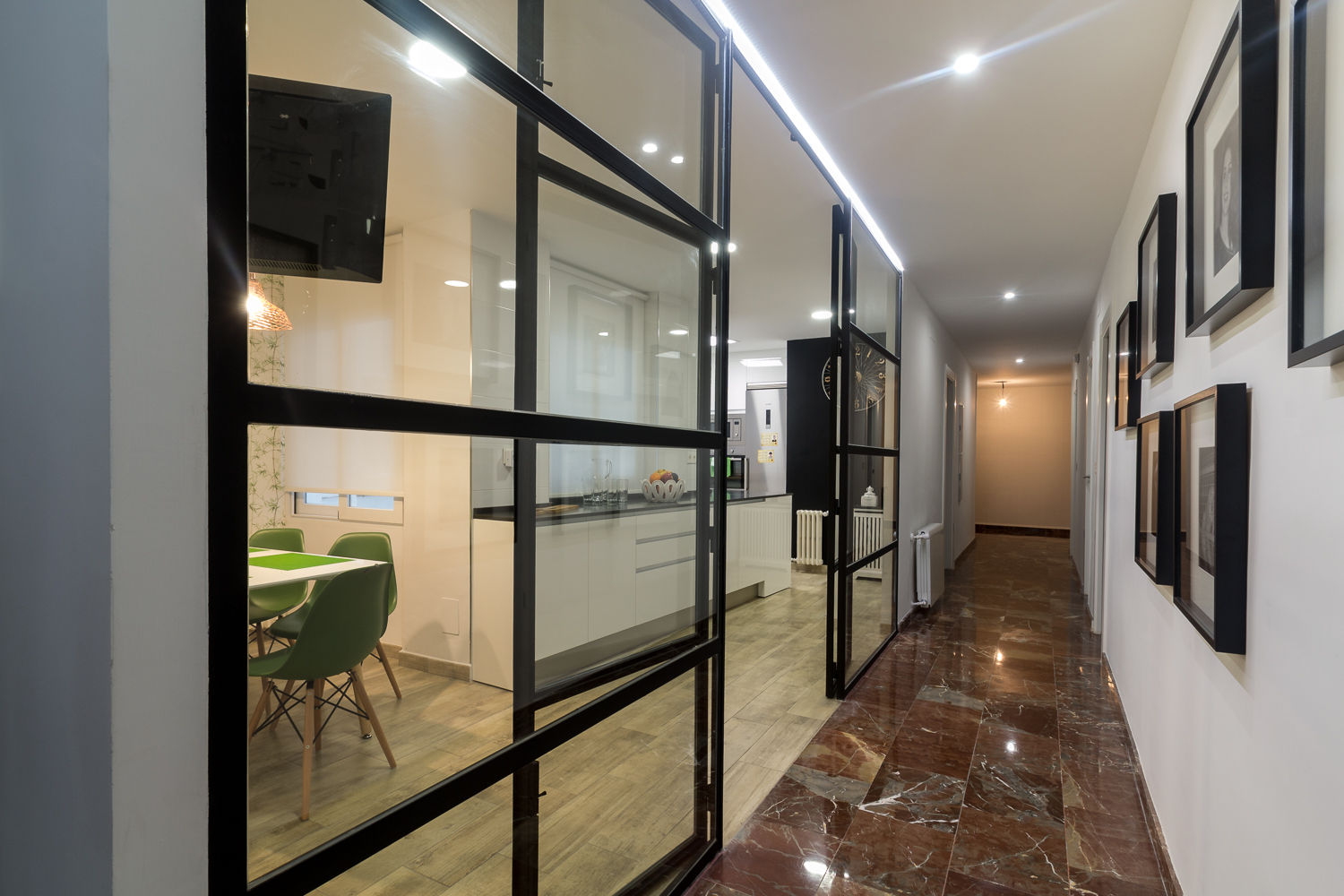 Reportaje fotográfico en piso reformado en Granada, Home & Haus | Home Staging & Fotografía Home & Haus | Home Staging & Fotografía Couloir, entrée, escaliers modernes
