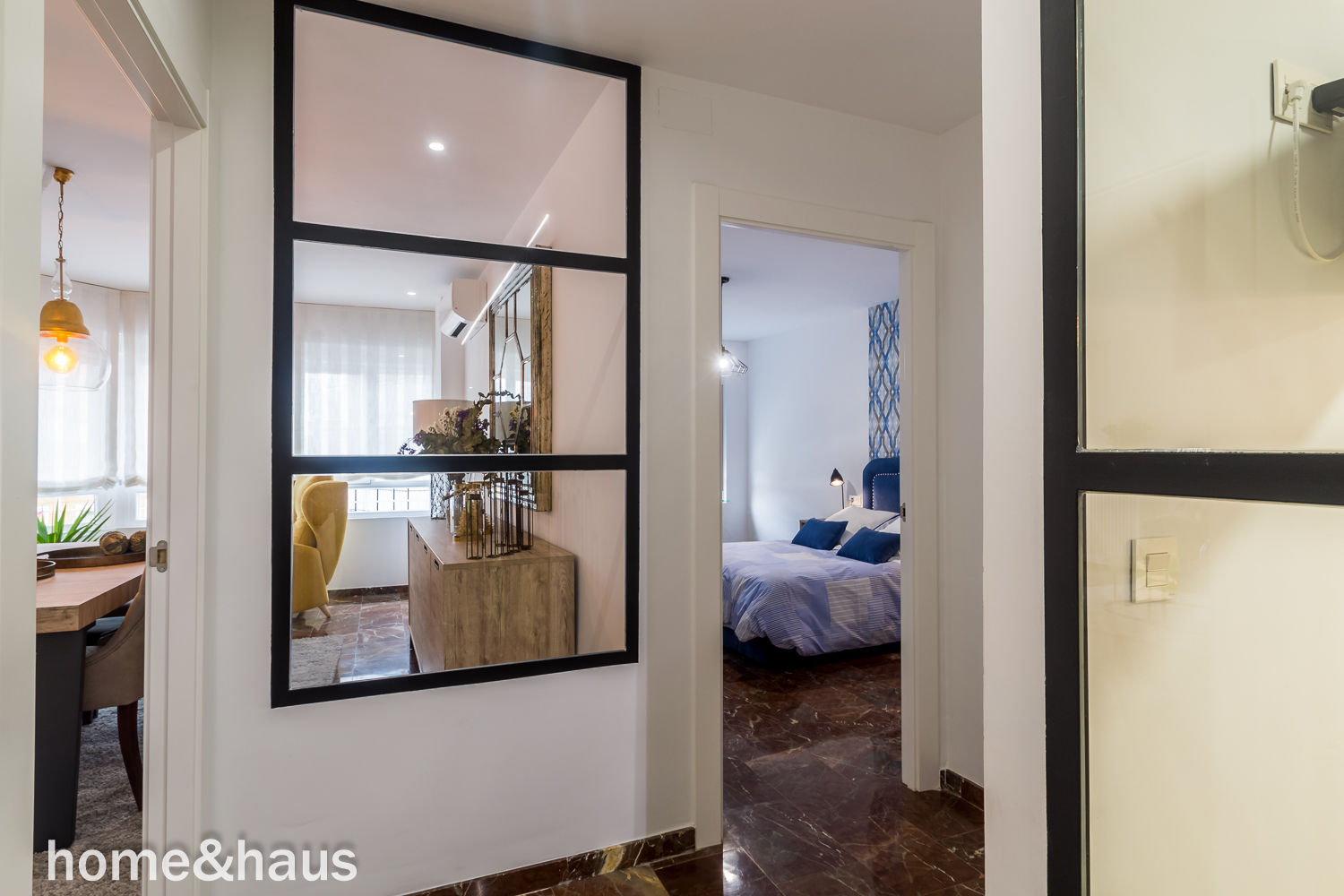 Reportaje fotográfico en piso reformado en Granada, Home & Haus | Home Staging & Fotografía Home & Haus | Home Staging & Fotografía Modern corridor, hallway & stairs