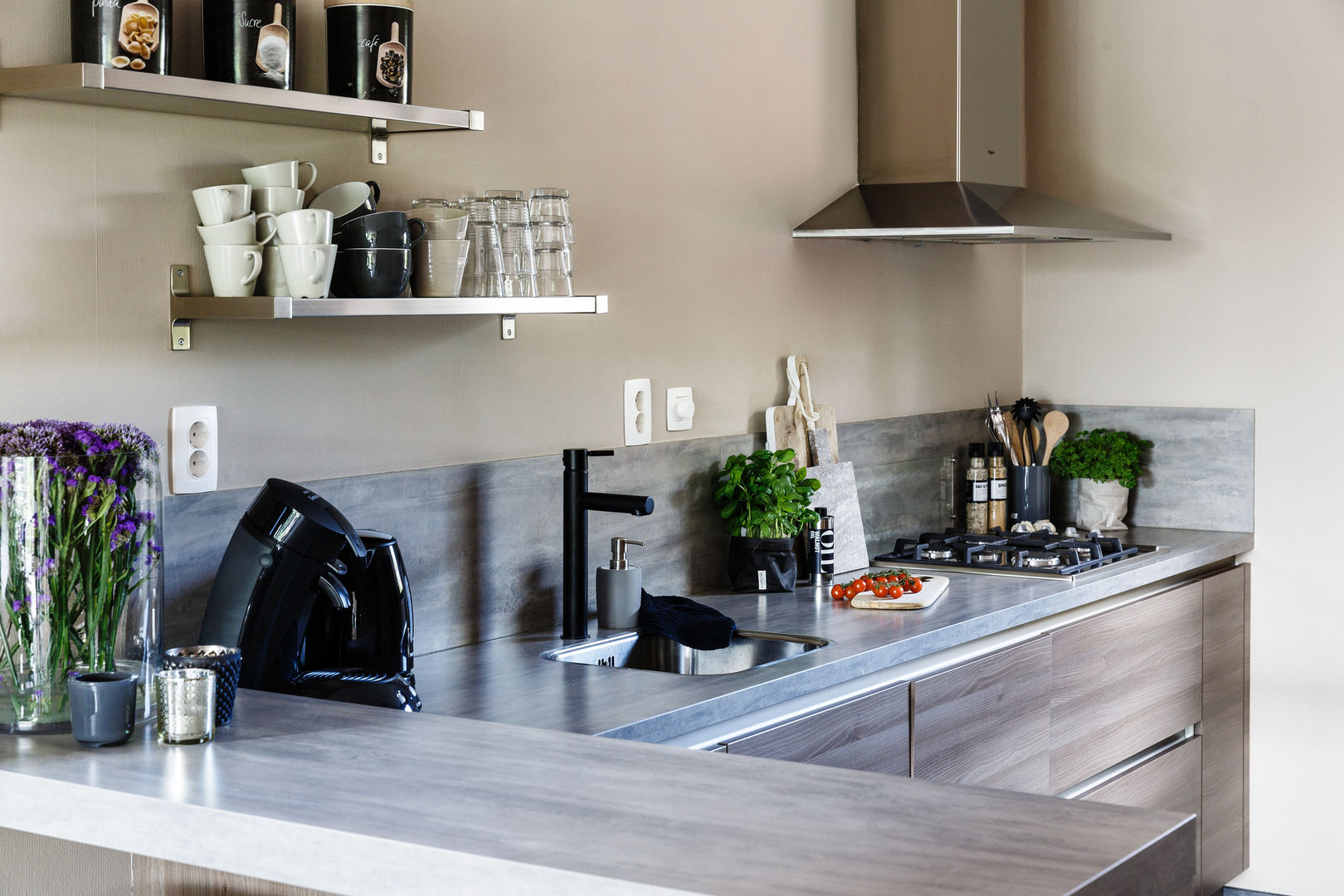 Private apartment, Marion van Vliet Interieurontwerp Marion van Vliet Interieurontwerp Industrial style kitchen Storage