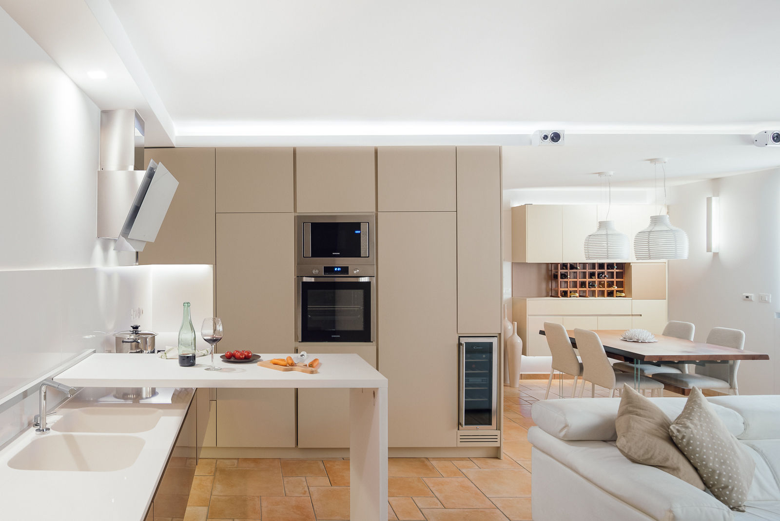 cucina e piano scorrevole manuarino architettura design comunicazione Cucina moderna Legno Beige cucina,piano scorrevole,legno laccato,beige