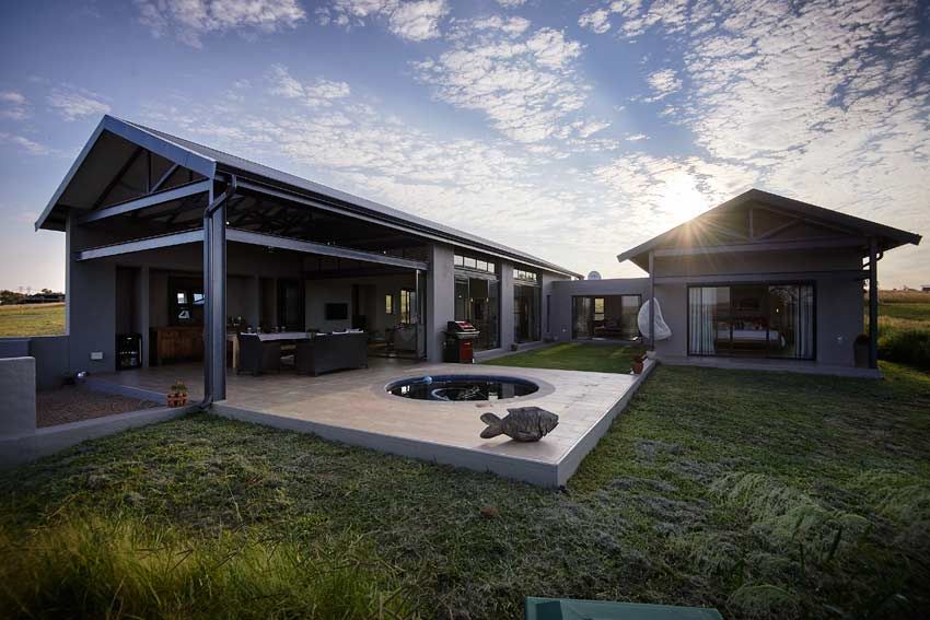 Chalmers Residence homify Country style house round pool,exposed steel,farm style,exposed trusses,courtyard'