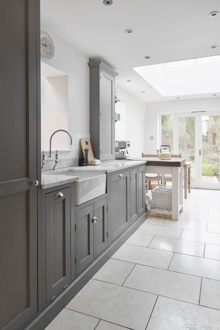 Bespoke kitchen with marble top with grey satin finish Purdom's Bespoke Furniture Cozinhas campestres Madeira Efeito de madeira Armários e estantes