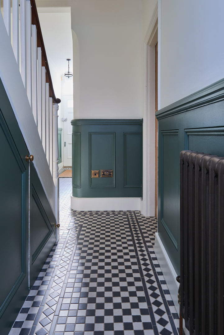 Dark green wood panelling in the hallway Purdom's Bespoke Furniture Hành lang, sảnh & cầu thang phong cách đồng quê Gỗ Wood effect wood,wood panel wall,wood panel,dark green,green,mosaic tiles,hallway,corridor,Accessories & decoration