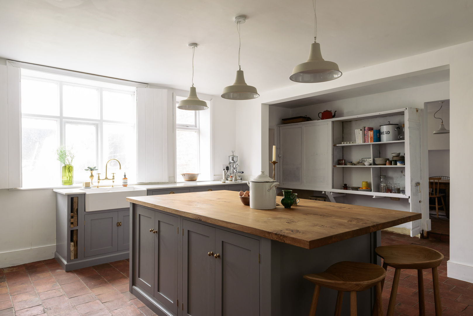 The Cheshire Townhouse Kitchen by deVOL deVOL Kitchens Nhà bếp phong cách mộc mạc Gỗ Wood effect pendant lights,kitchen island,island,wooden worktops,storage,stlyish,rustic,kitchen,design,handmade,Cabinets & shelves