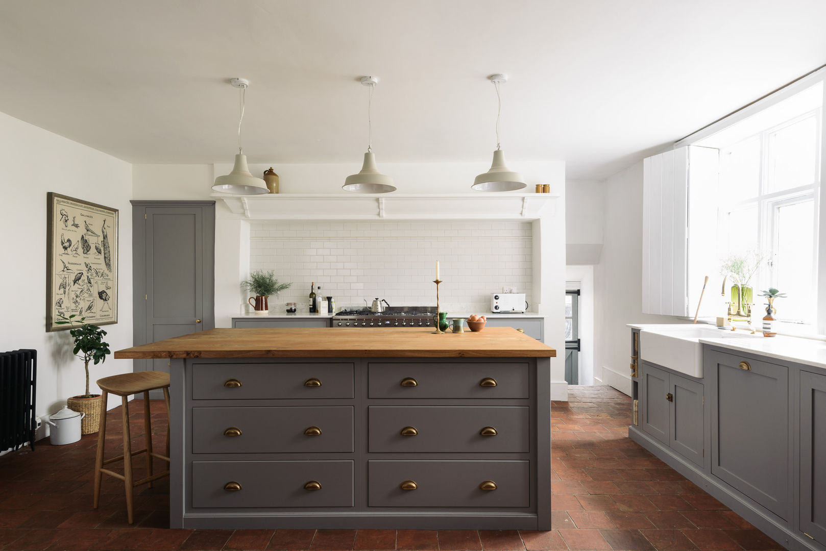 The Cheshire Townhouse Kitchen by deVOL deVOL Kitchens مطبخ خشب Wood effect Cabinets & shelves