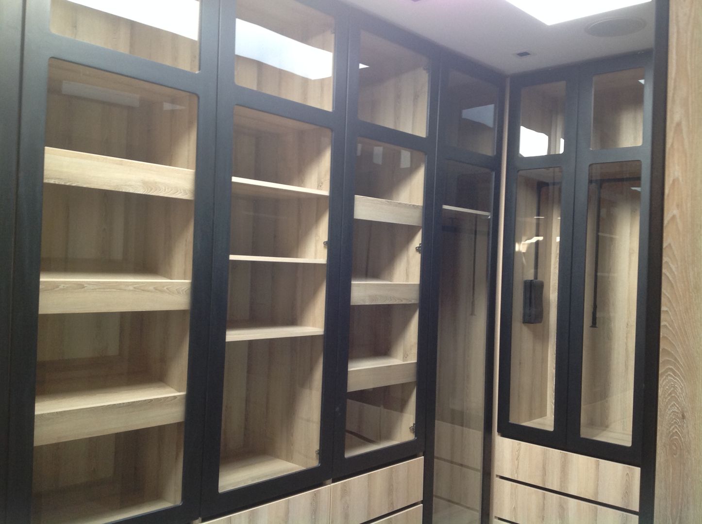 Build in Caboards, kitchen frontiers kitchen frontiers Modern style bedroom Wardrobes & closets