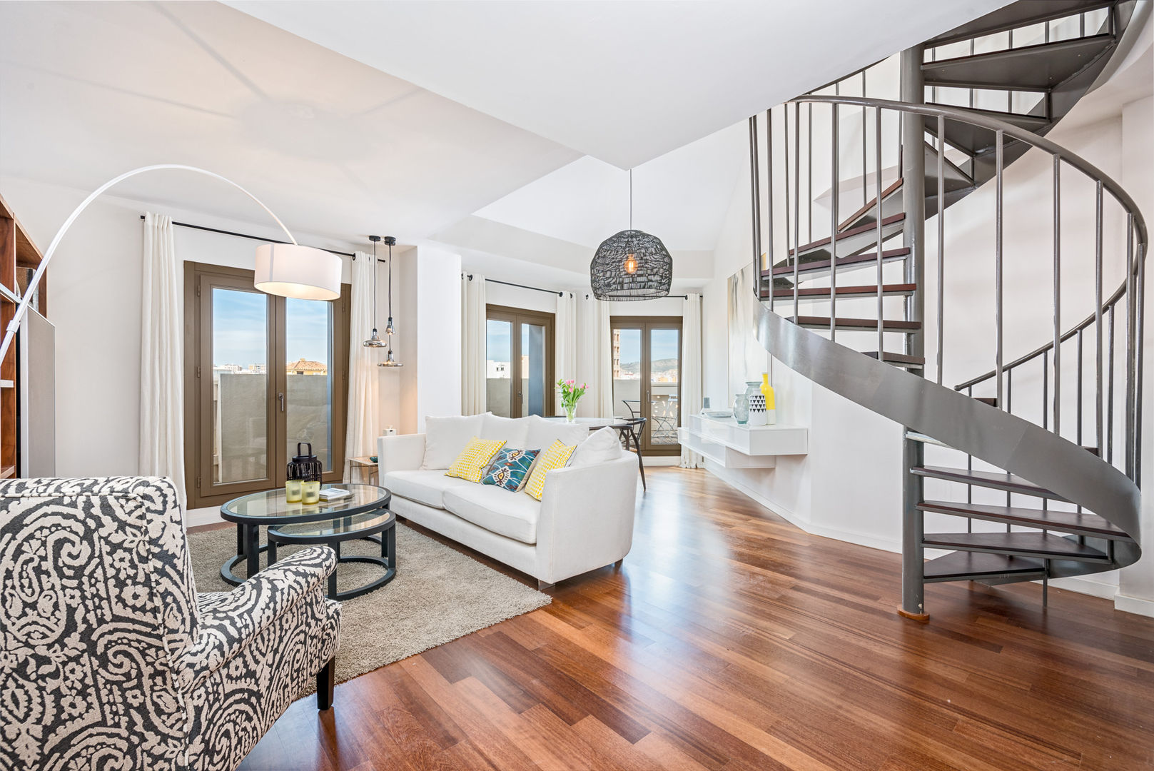 Dúplex en casco histórico Málaga, remodelación para apartamento de alquiler., Espacios y Luz Fotografía Espacios y Luz Fotografía Living room Engineered Wood Transparent