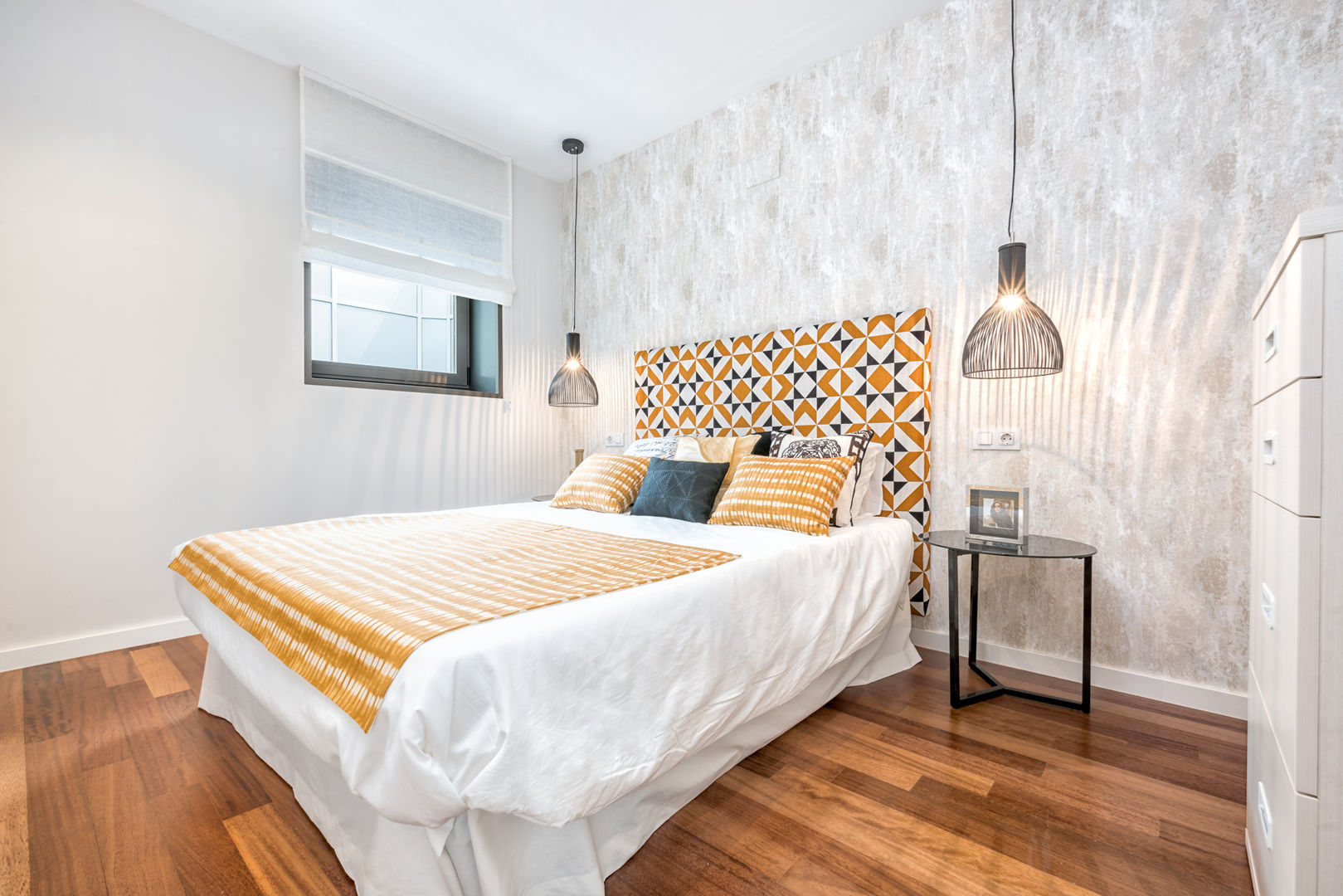 Dúplex en casco histórico Málaga, remodelación para apartamento de alquiler., Espacios y Luz Fotografía Espacios y Luz Fotografía Bedroom