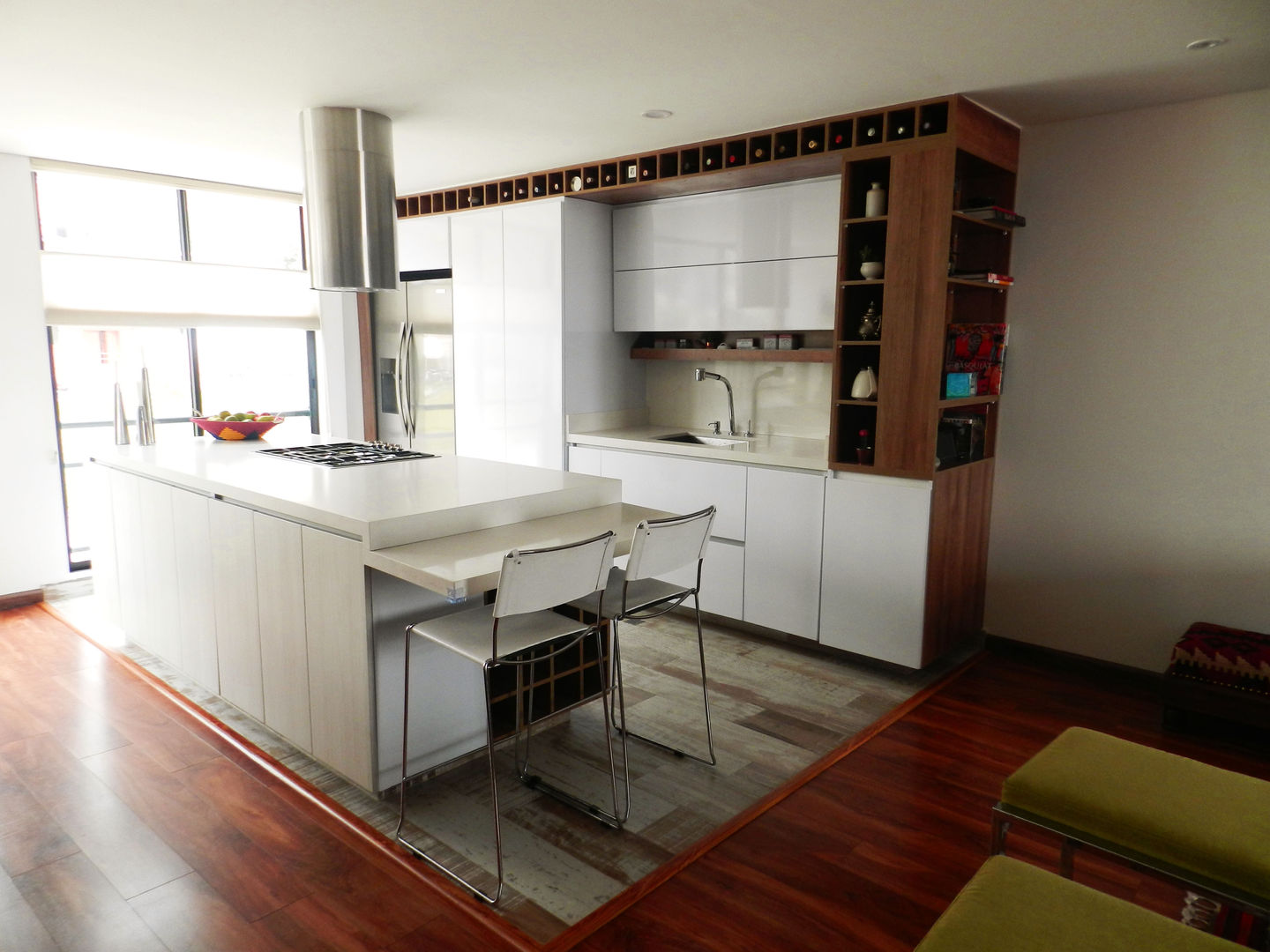 Apartamento Circunvalar, BIANCO BIANCO Cocinas de estilo moderno Aglomerado Estanterías y gavetas